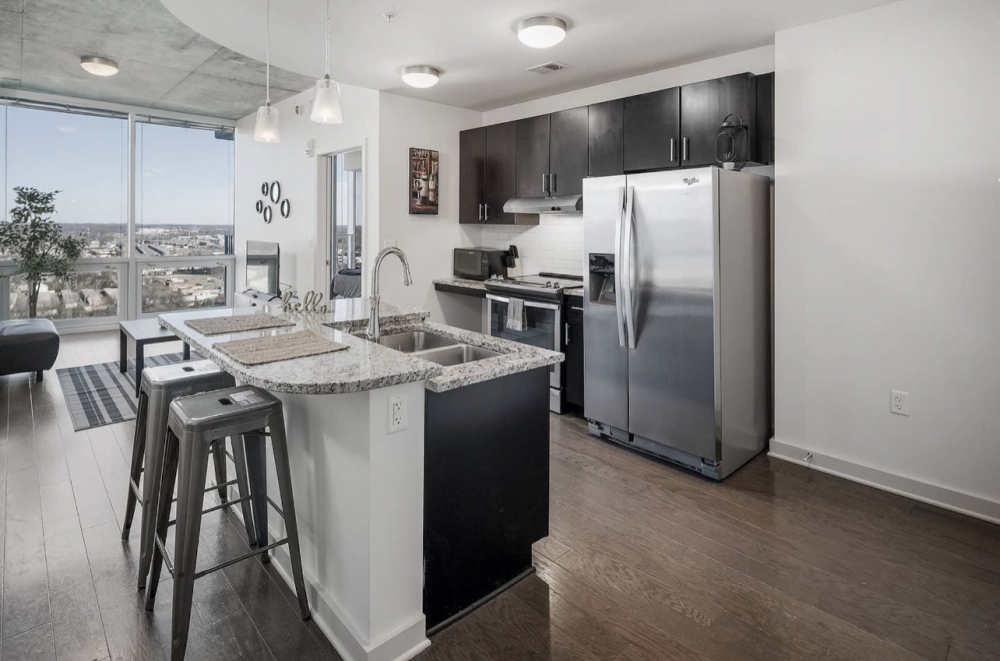 Contemporary 1BR Charlotte High-rise Apt