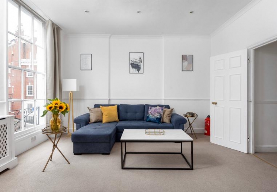 Beautifully presented 3 bedroom chelsea Apartment 