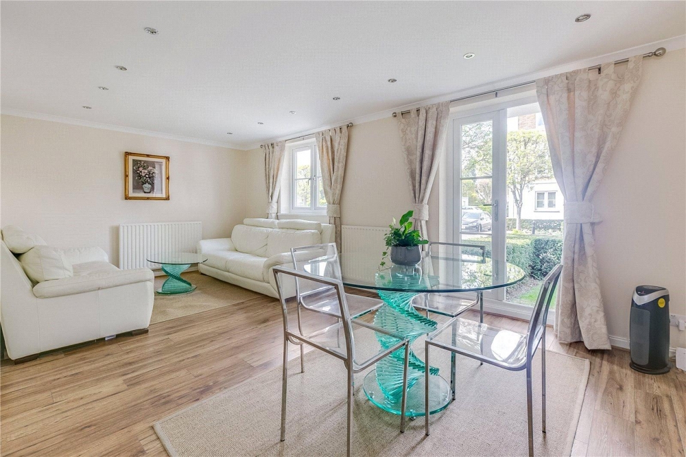 Stunning 2 Bedroom Chiswick Apartment with Parking